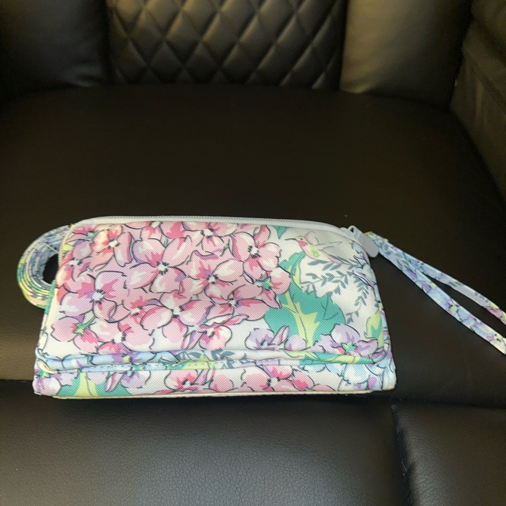 💜 Vera Bradley Wristlet/Crossbody 💜 - Picture 3 of 4